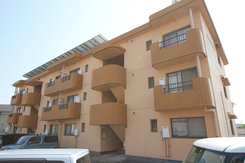 外観は古め。セブンイレブンが隣で便利！