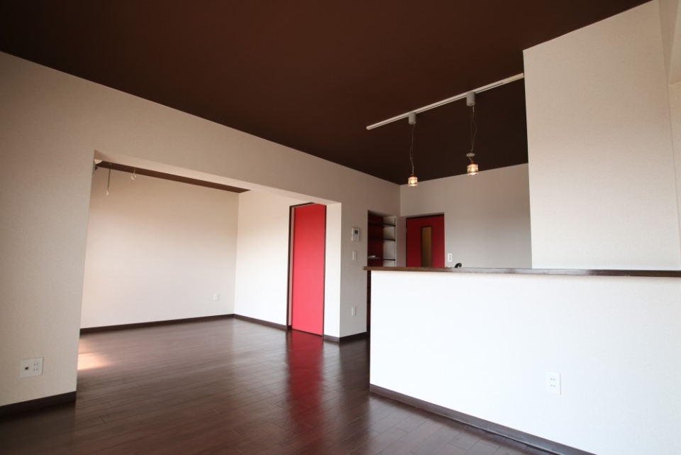 リビングも赤が映えます。