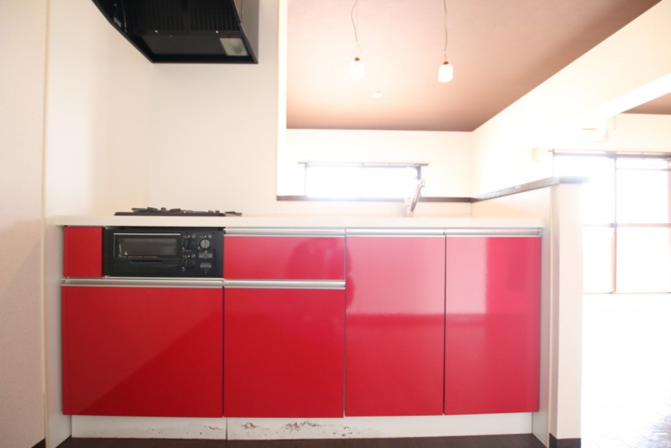 キッチンも赤...！
