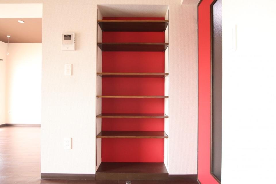 キッチン横には赤い棚が...！