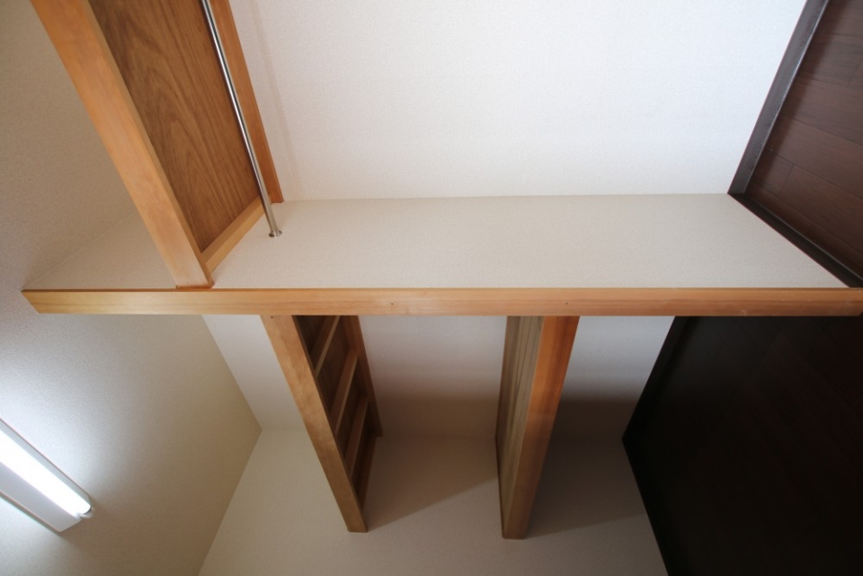 ウォークインクローゼットは洋服以外の収納にも便利そう。