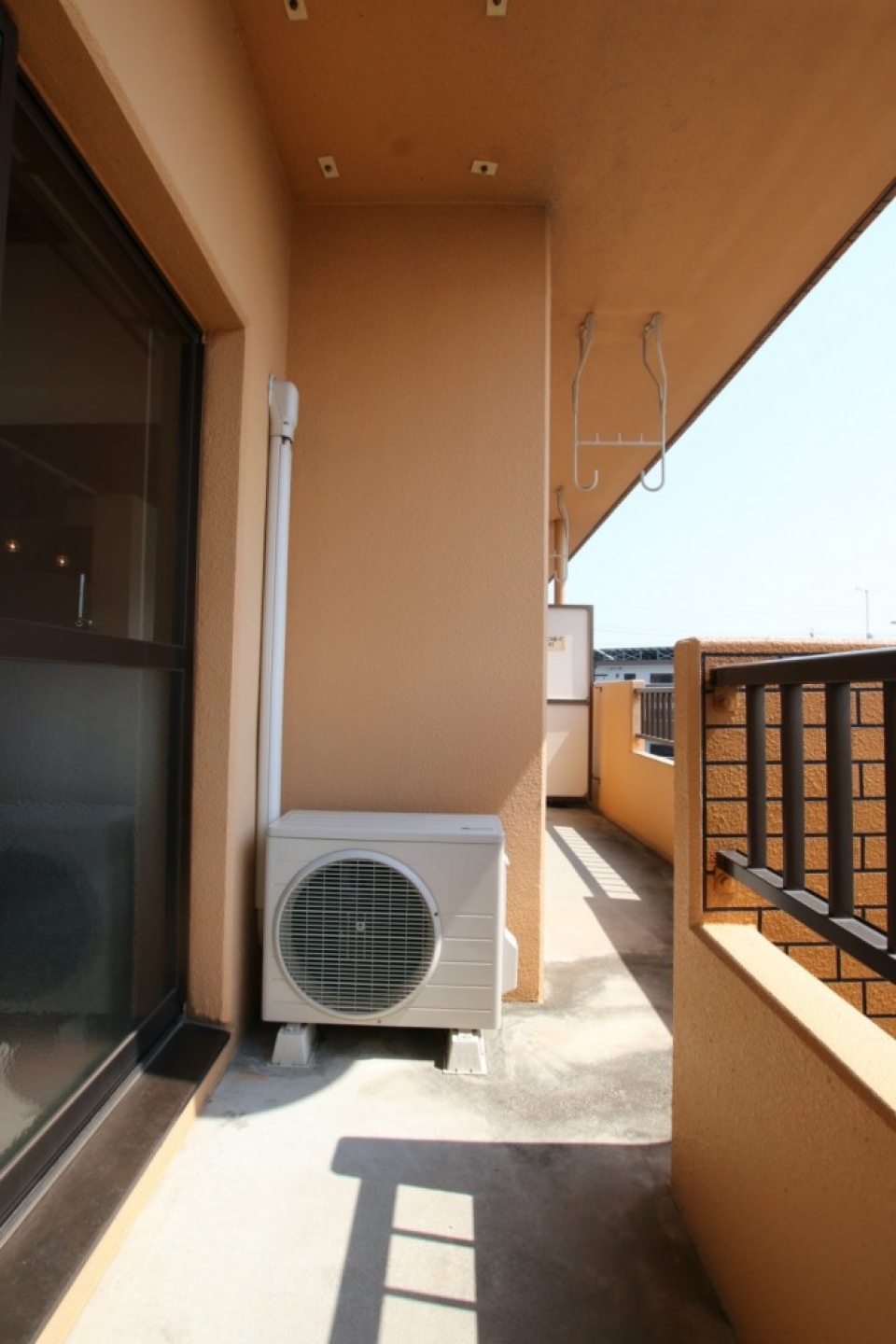 ベランダ1つ目、横長です。