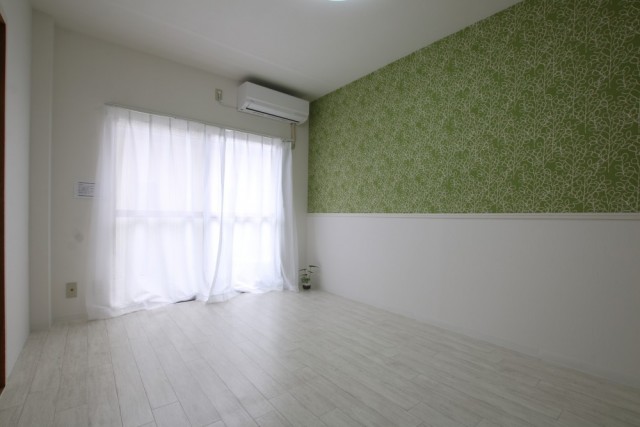 壁紙に特徴のあるお部屋。