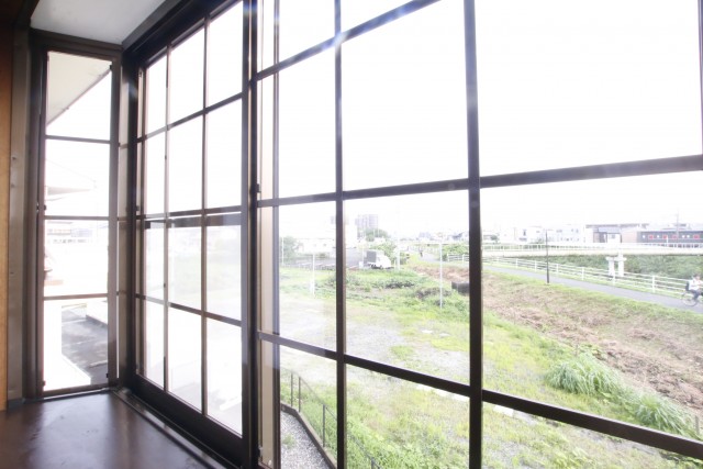 出窓からはのどかな緑