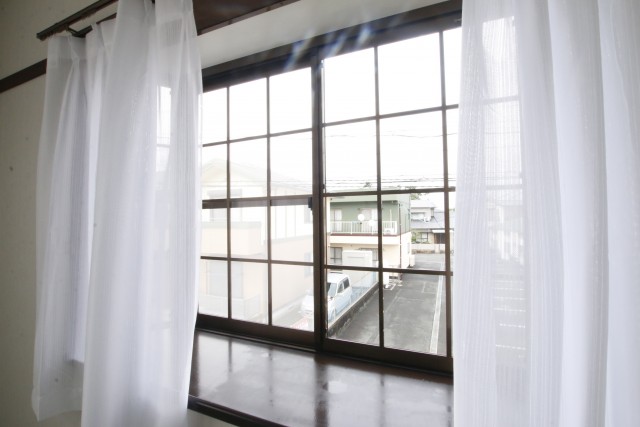 こっちにも出窓。植物でも置こう