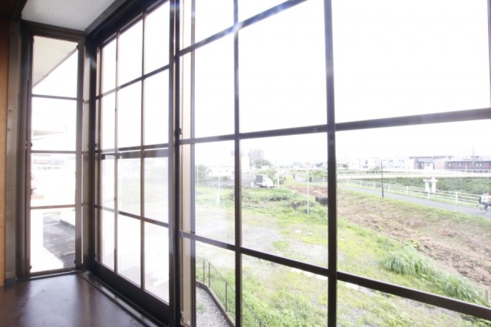 出窓からはのどかな緑