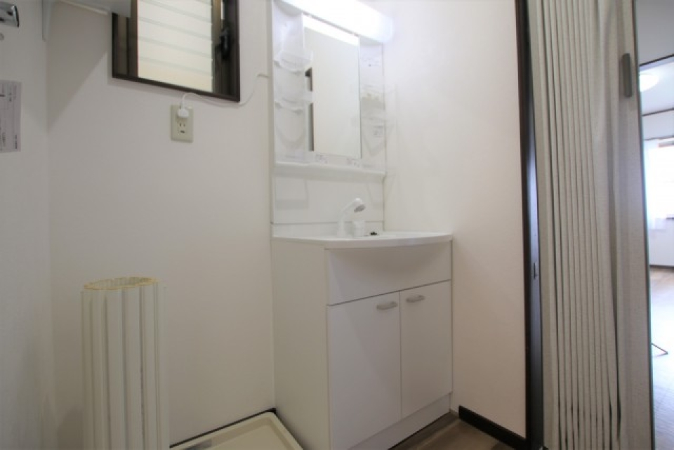 脱衣所はカーテンで仕切るタイプ