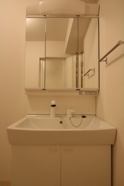 洗面台は鏡が大きいです。