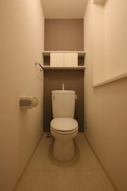 トイレ。棚や収納が多いのは嬉しいです。
