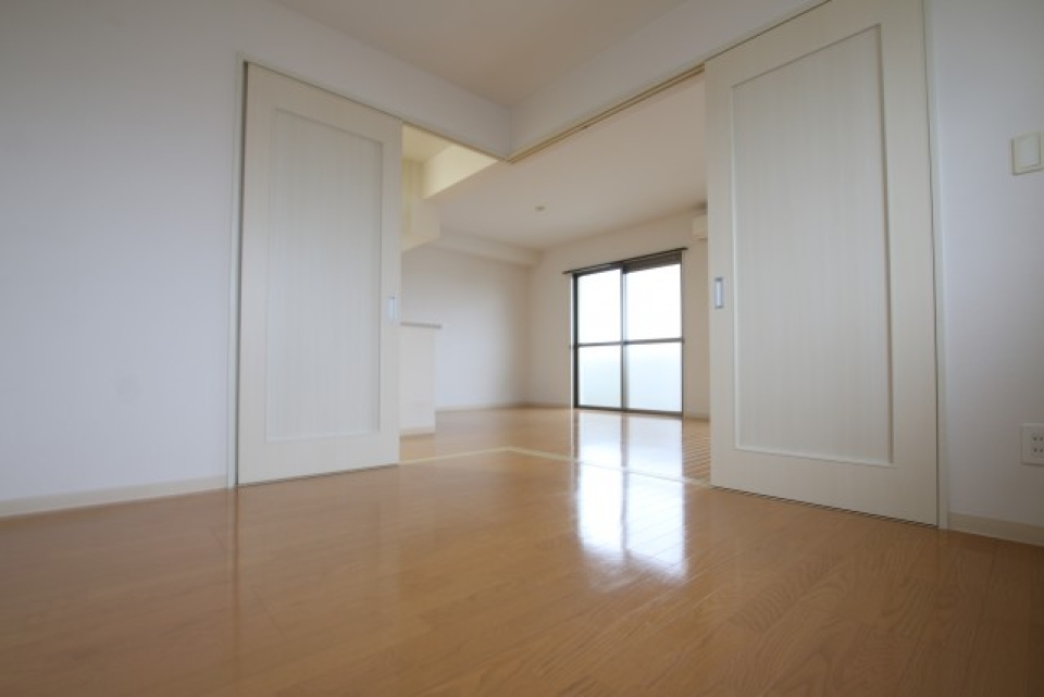 洋室、角が開くタイプです。