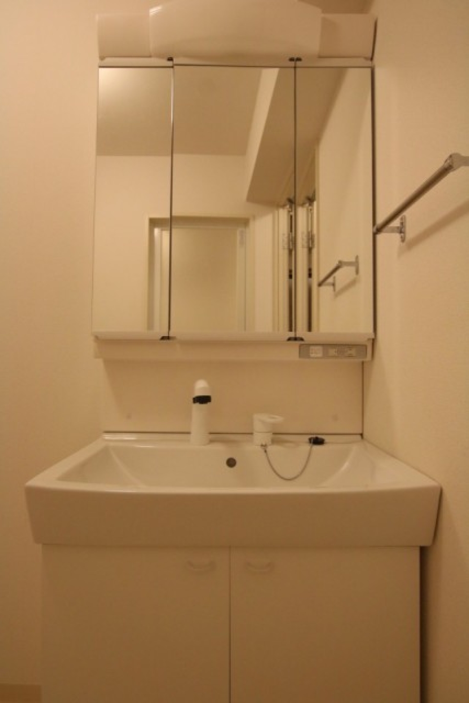 洗面台は鏡が大きいです。