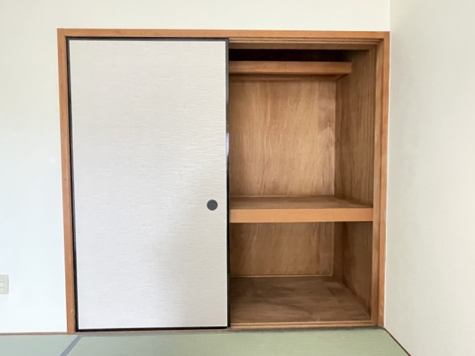 押し入れ付きで収納もバッチリ！