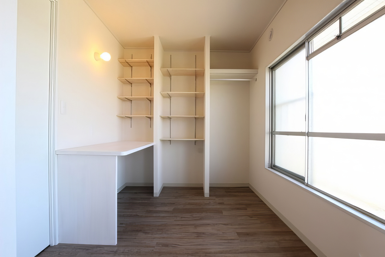 洋室5帖には作り付けの棚があります。