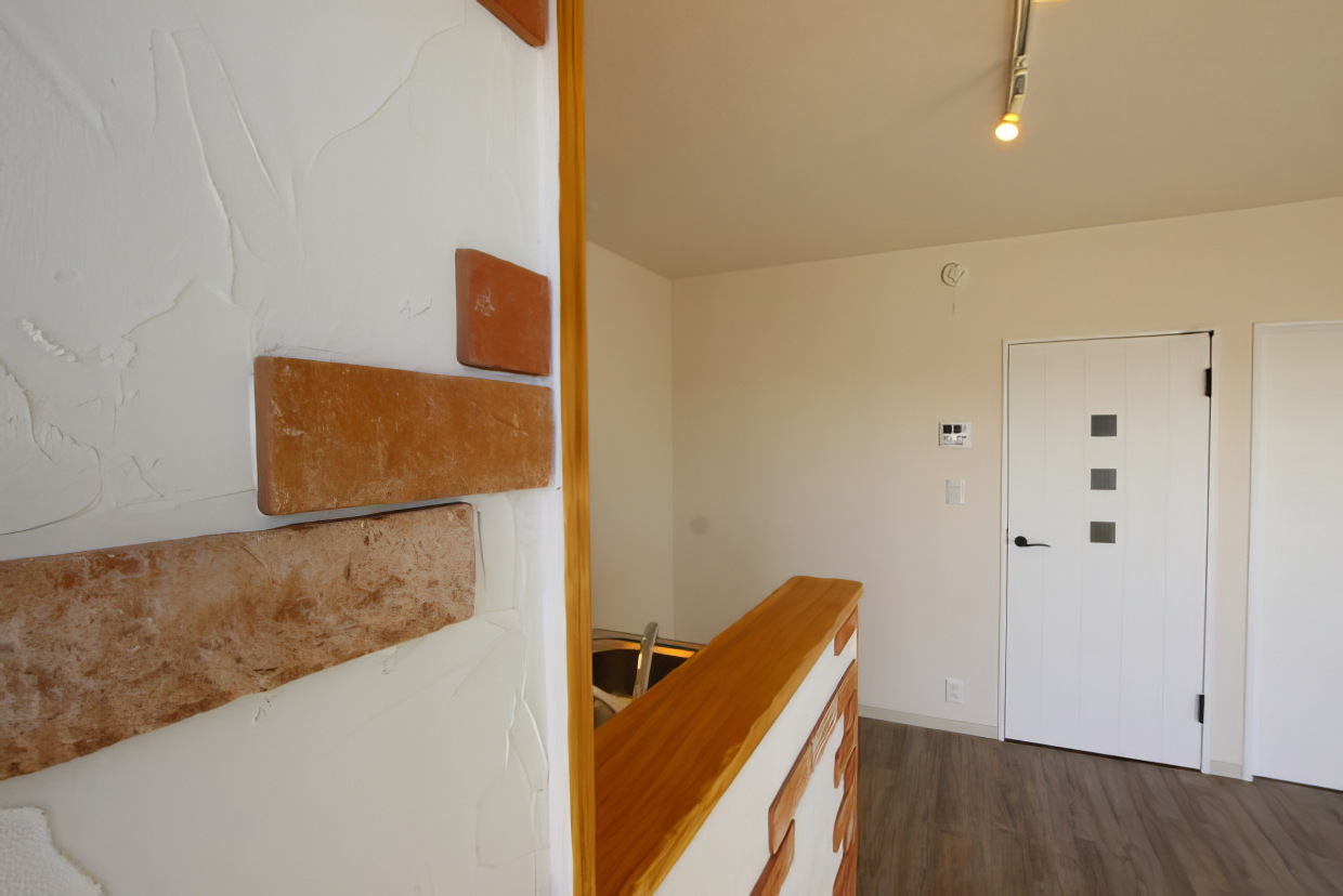 漆喰の上に本物のレンガが貼ってあります。