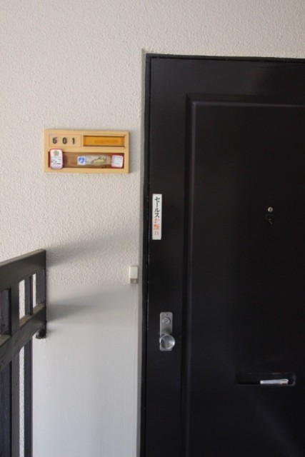 外観はレトロな感じ。このギャップがいい感じ。