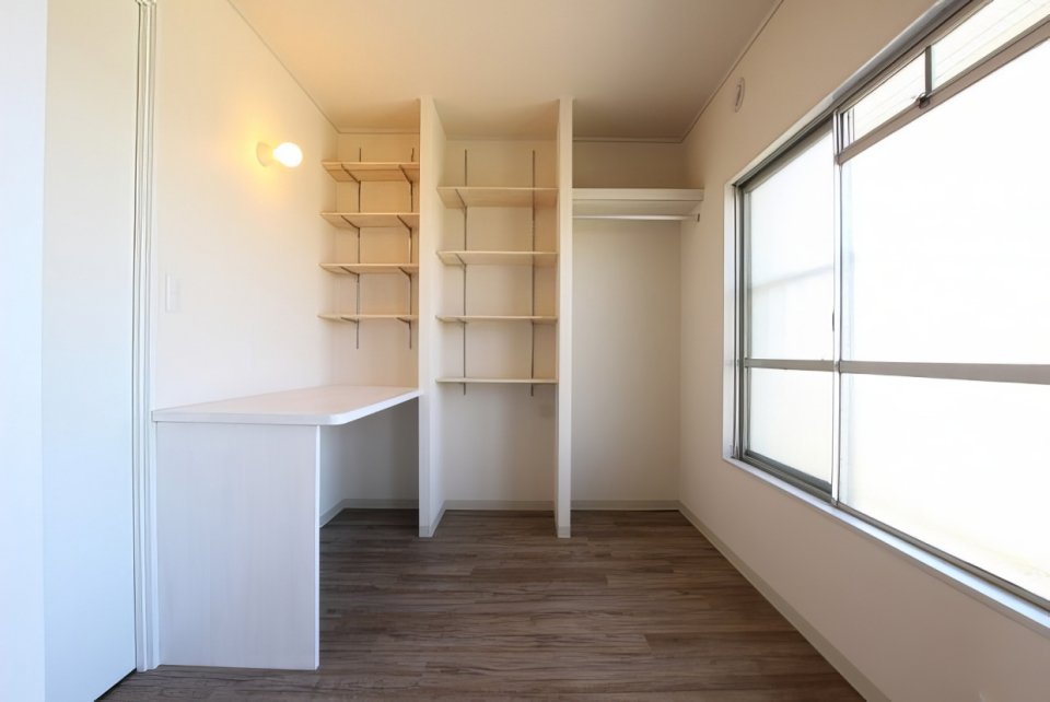 洋室5帖には作り付けの棚があります。