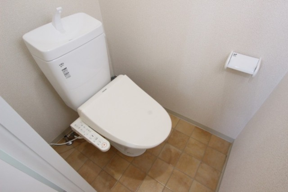 トイレはシャワートイレ。