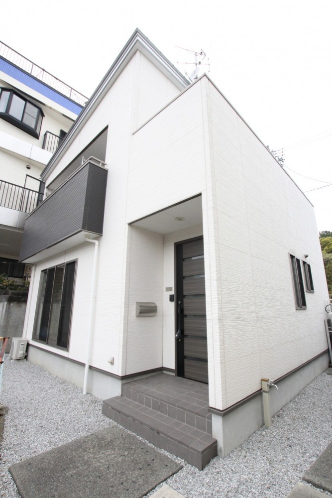 白&times;黒&times;コンクリートのデザイナーズ物件らしい外観