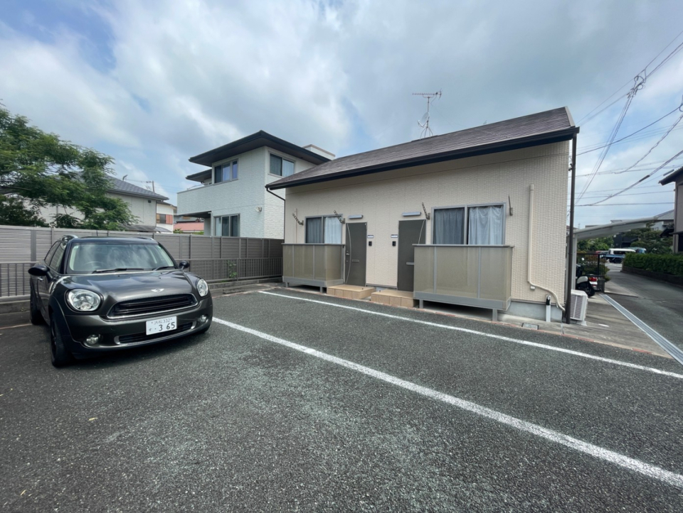 2戸で1棟の造りです。外観は平屋のように見えますが2階建てです。