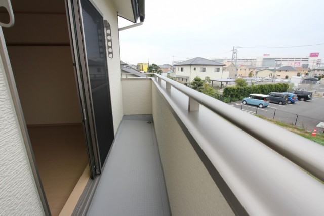 バルコニーは奥行きが狭めです&hellip;。そしてバルコニーからはイオンの看板が