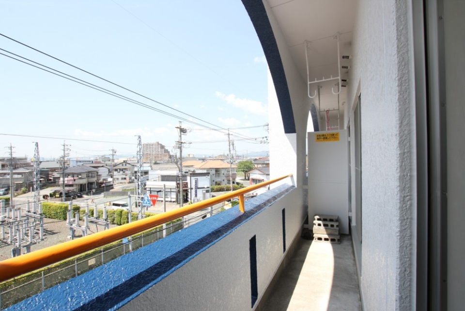 バルコニーの様子。青&times;黄色の手すりが個性的