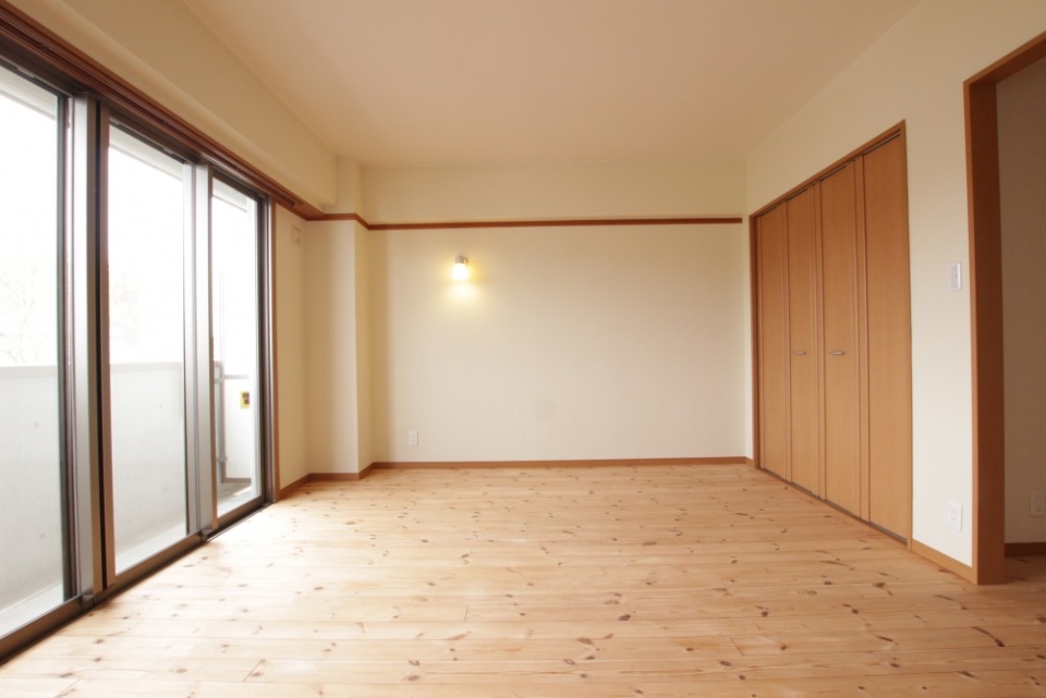 洋室は広々10帖。