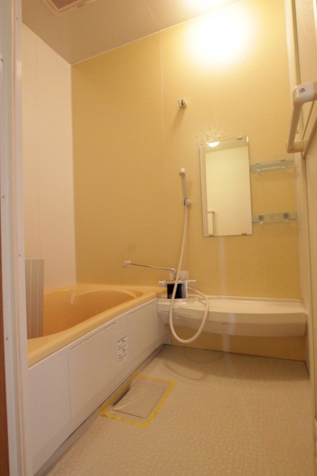 ポップな色合いの浴室。