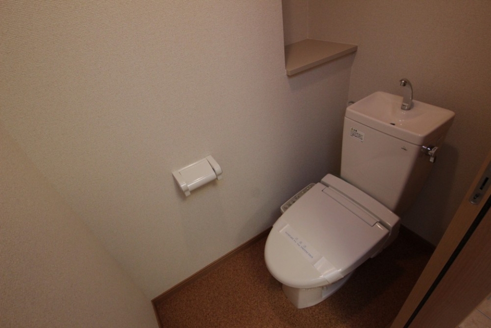 シャワートイレ付いてます。