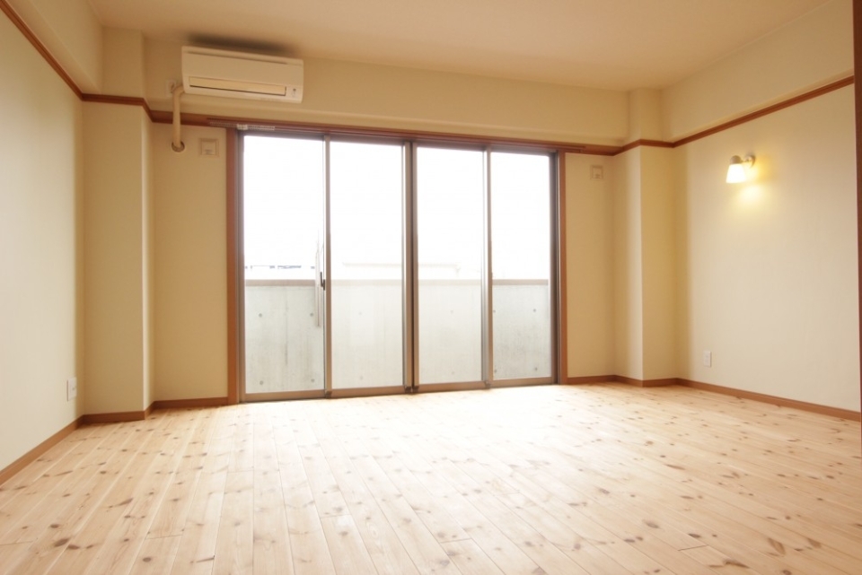 窓も大きく日当たり良好。