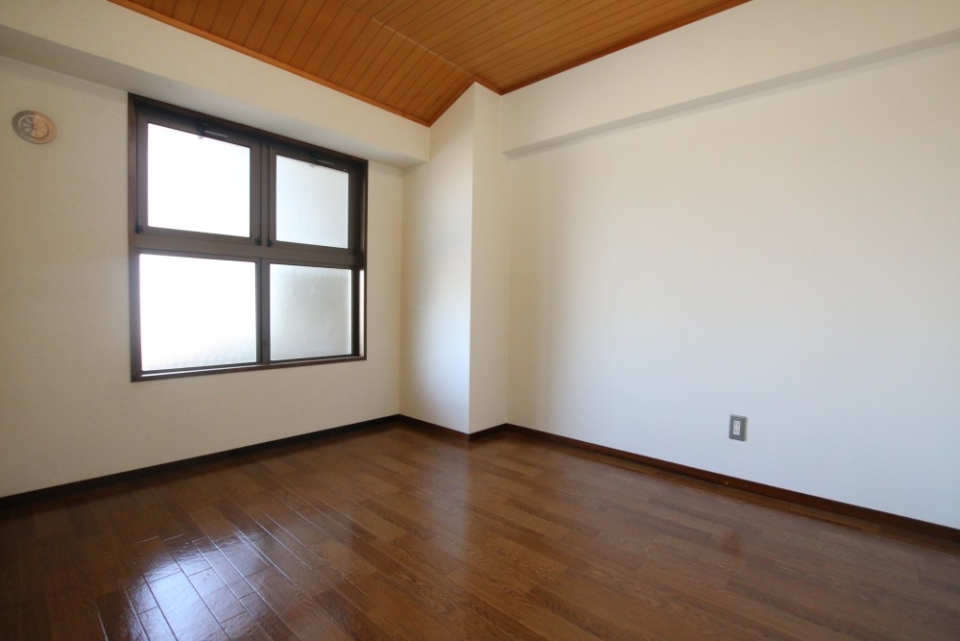 東側の洋間。エアコンはない。