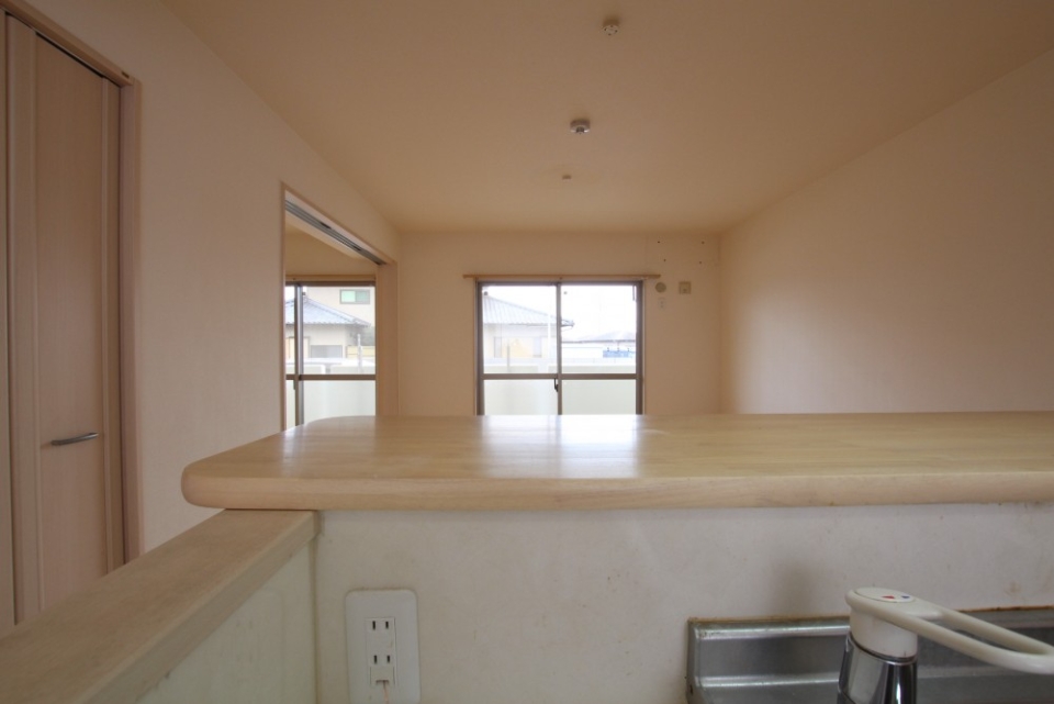 キッチンカウンターも流し場を隠してくれるのでいいですね。