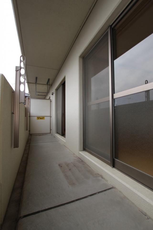 横長に広く、洗濯物をたくさん干せるスペースです