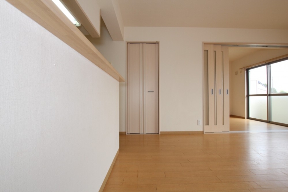 3枚扉で洋室とリビングを仕切ります。リビング収納があります。