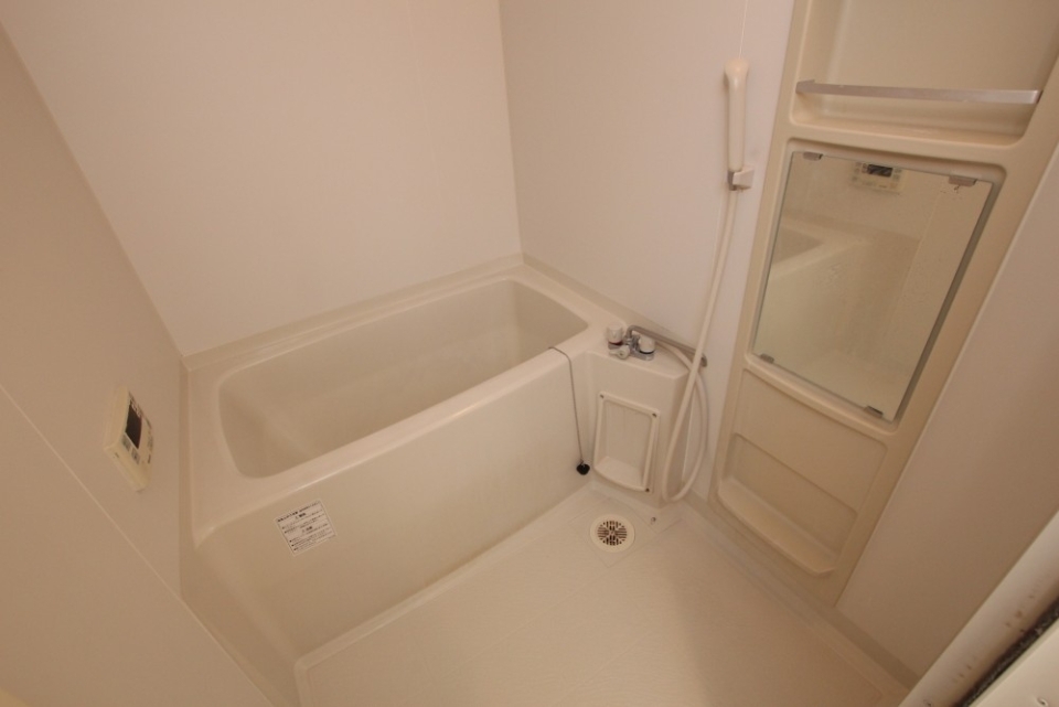 シャンプー等を置くスペースが充実しています。