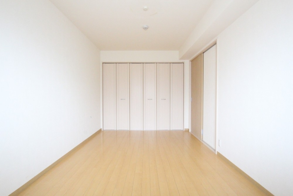 洋室の扉横には、収納スペースがあります。