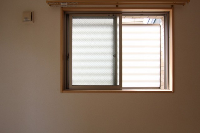 角部屋の特権、+&alpha;の窓にはしっかり格子が付いている。