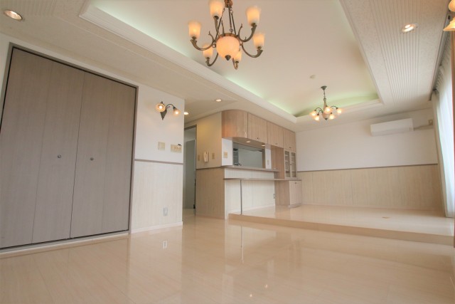 社交ダンスが踊れそうな雰囲気のリビング