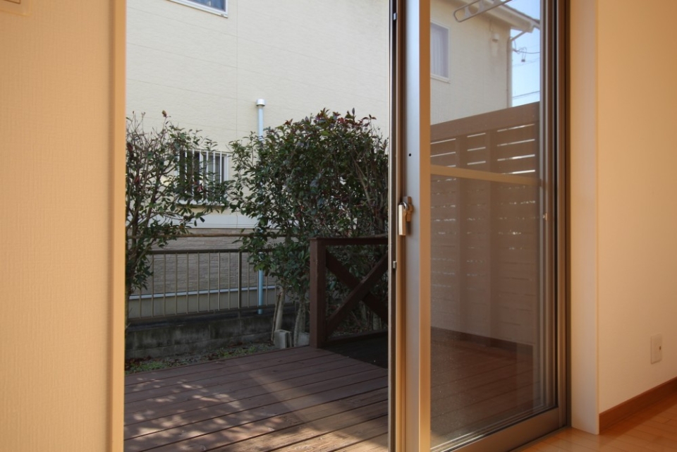 ウッドデッキは幅370㌢&times;奥行200㌢。