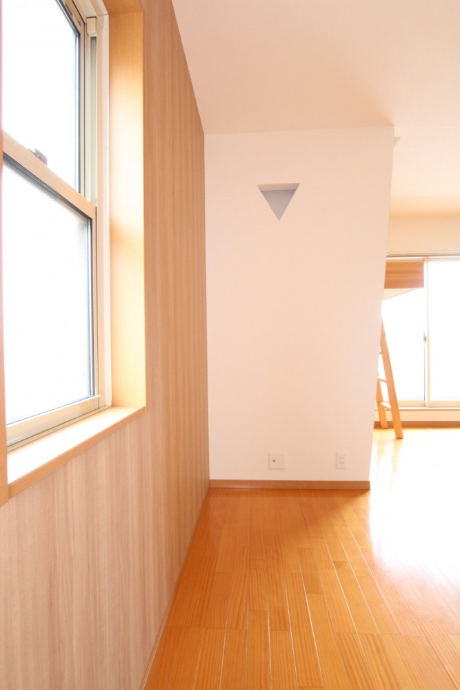 角部屋の特権、+&alpha;の窓でさらに採光が...。