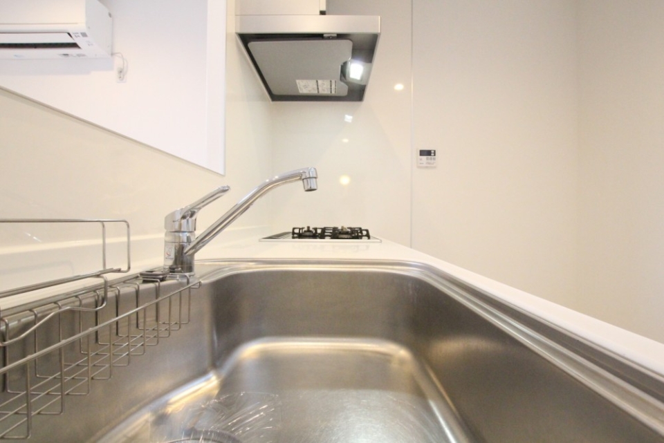 3口コンロとグリル付きのシステムキッチン。
