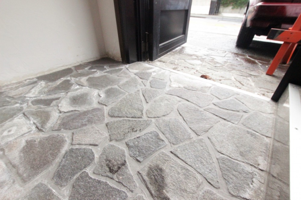 アプローチ&入口石畳。