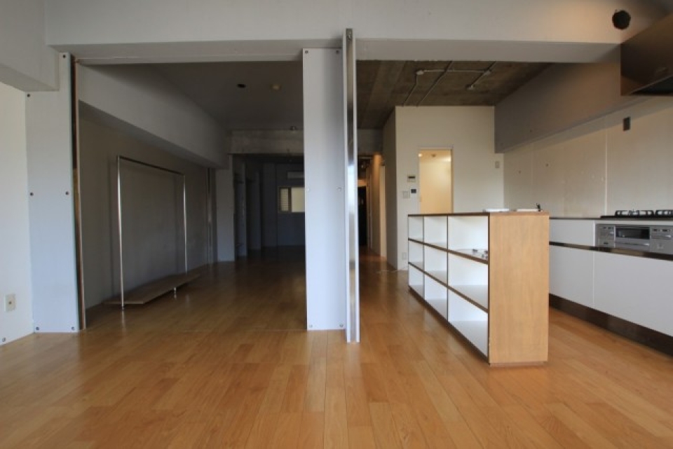 カーテンを設置するとそれだけでもお部屋が仕切れる。