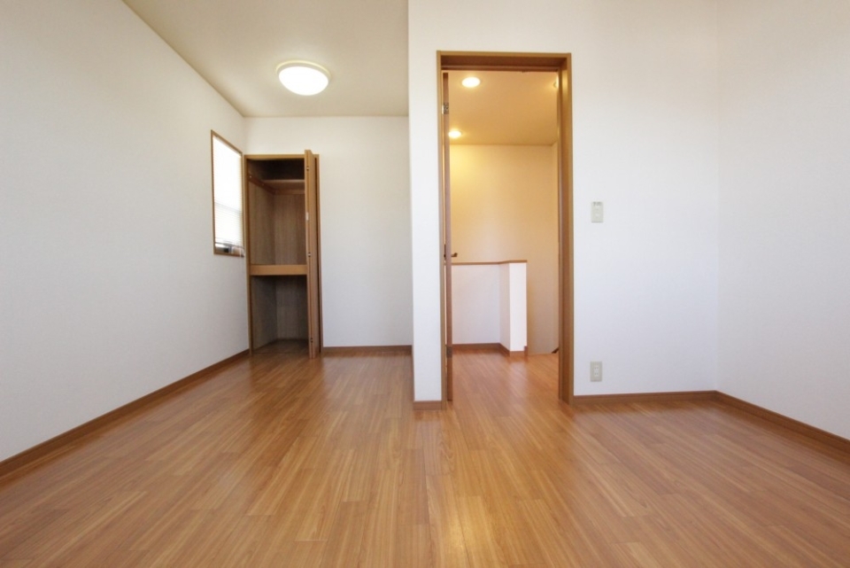 ２階北側洋室。Ｌ型の空間を使いこなせ！