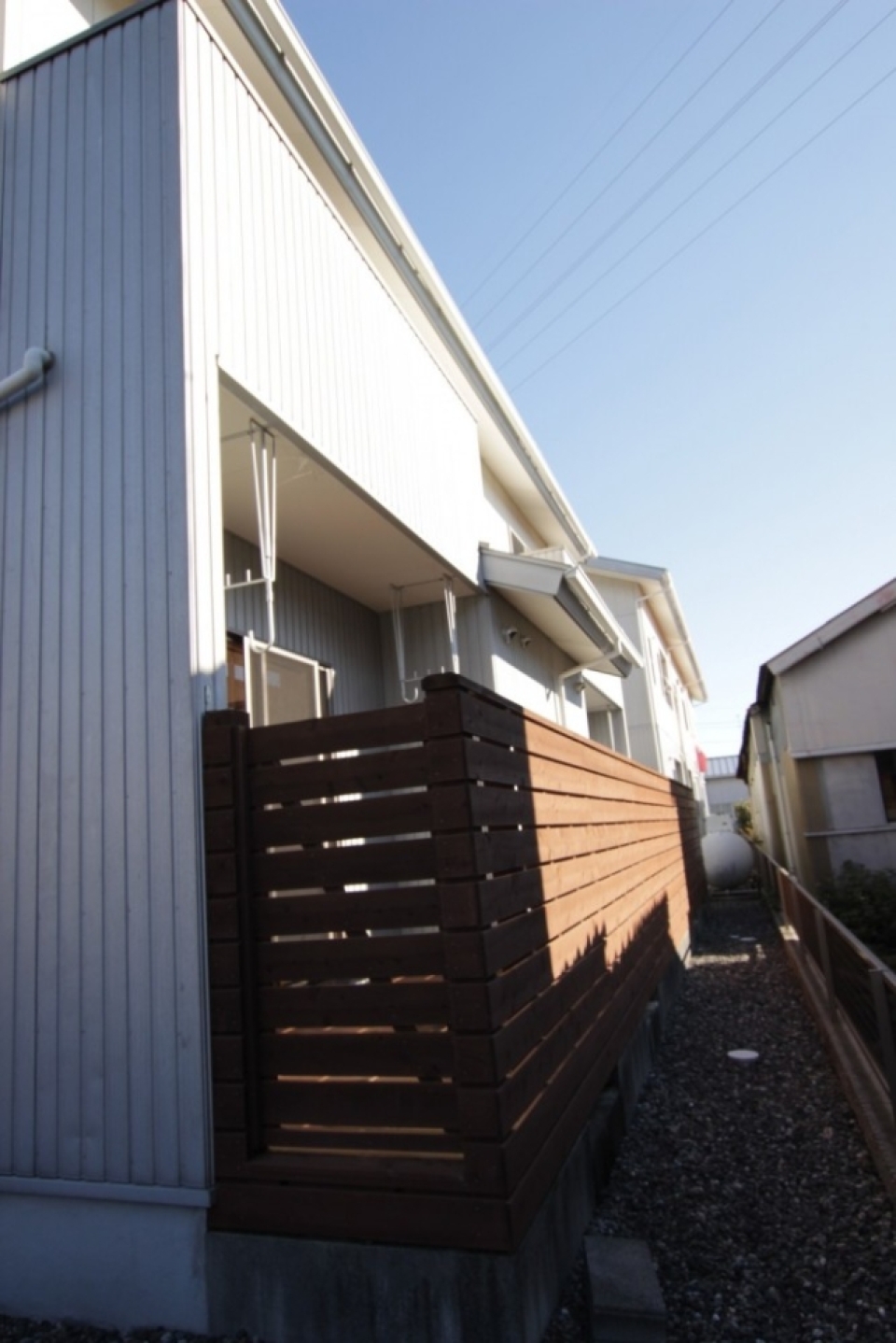 目隠し機能高めのウッドフェンス。