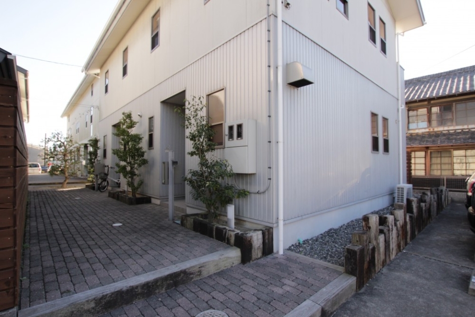 枕木の土留めや植栽も。外構もぬかりなく。