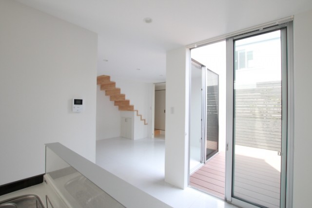 階段をふちどる木のデザインがおしゃれ