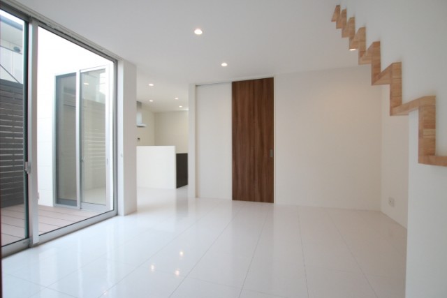 天井までの扉が広さを強調させてくれます