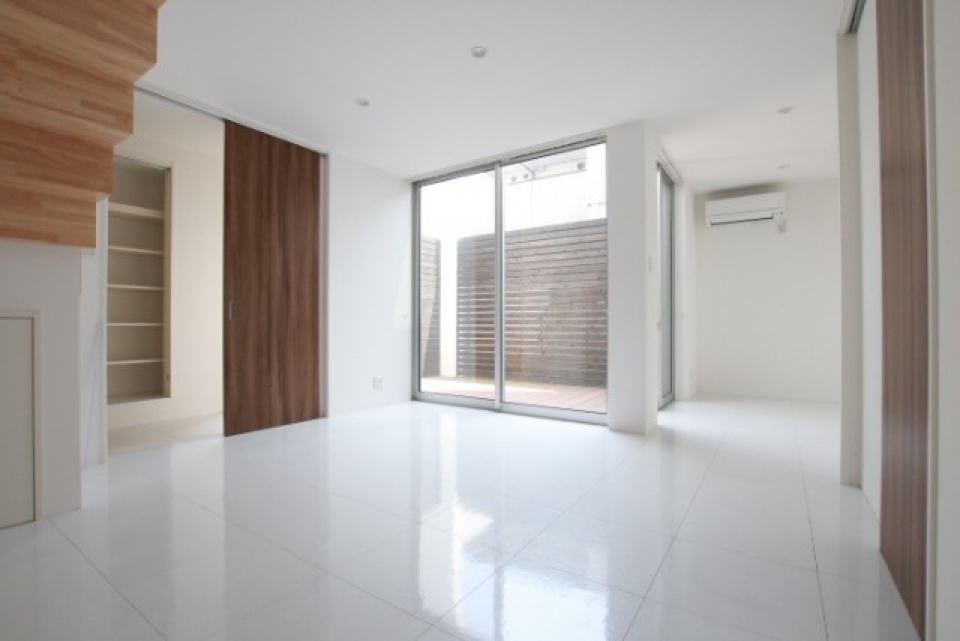 白い床がまぶしすぎます