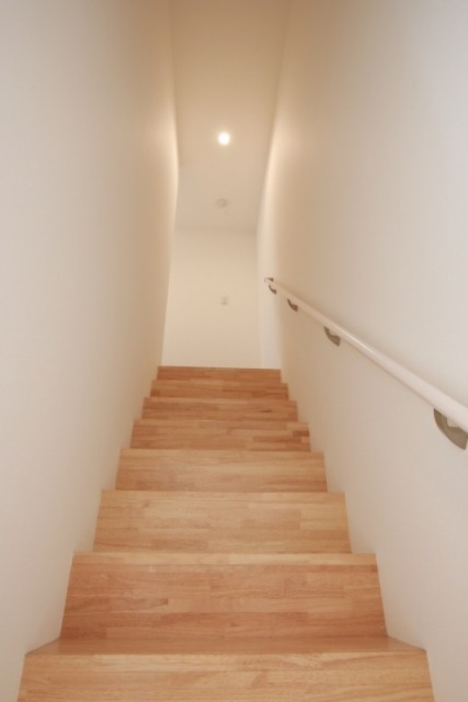 手すり付きの階段