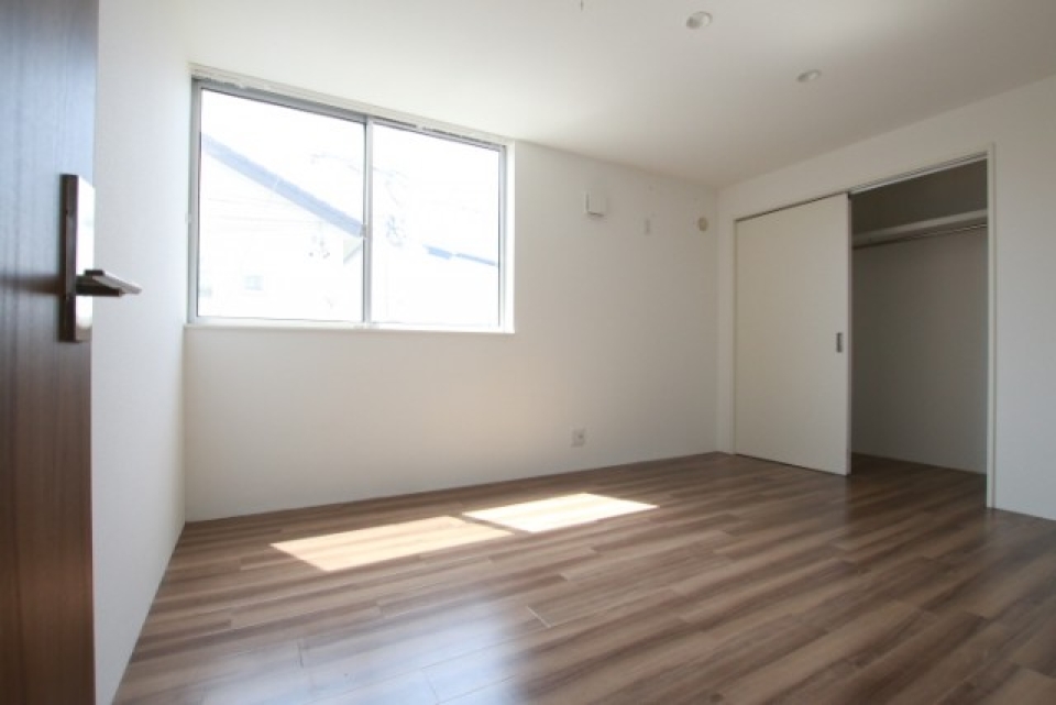 2階の部屋は落ち着いたダークブラウン